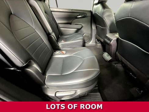 Used 2021 Toyota Highlander XLE AWD/4WD image 24