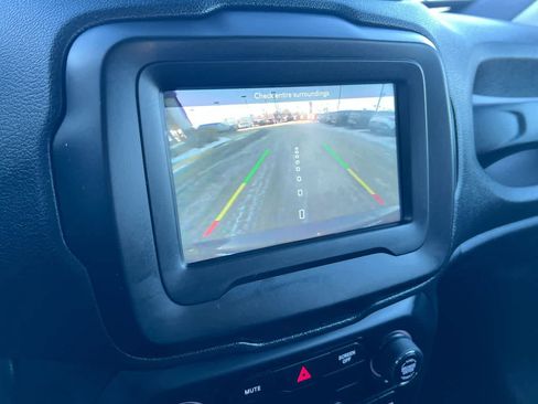 Used 2019 Jeep Renegade Latitude w/ Cold Weather Group image 17