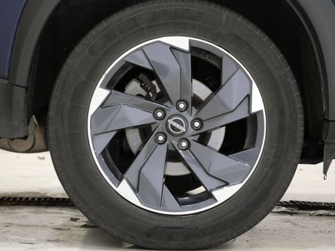 Used 2025 Nissan Rogue SV AWD/4WD image 9