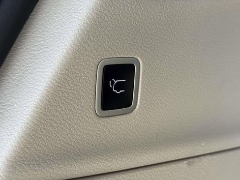 Used 2023 Chrysler Pacifica Touring-L FWD image 10