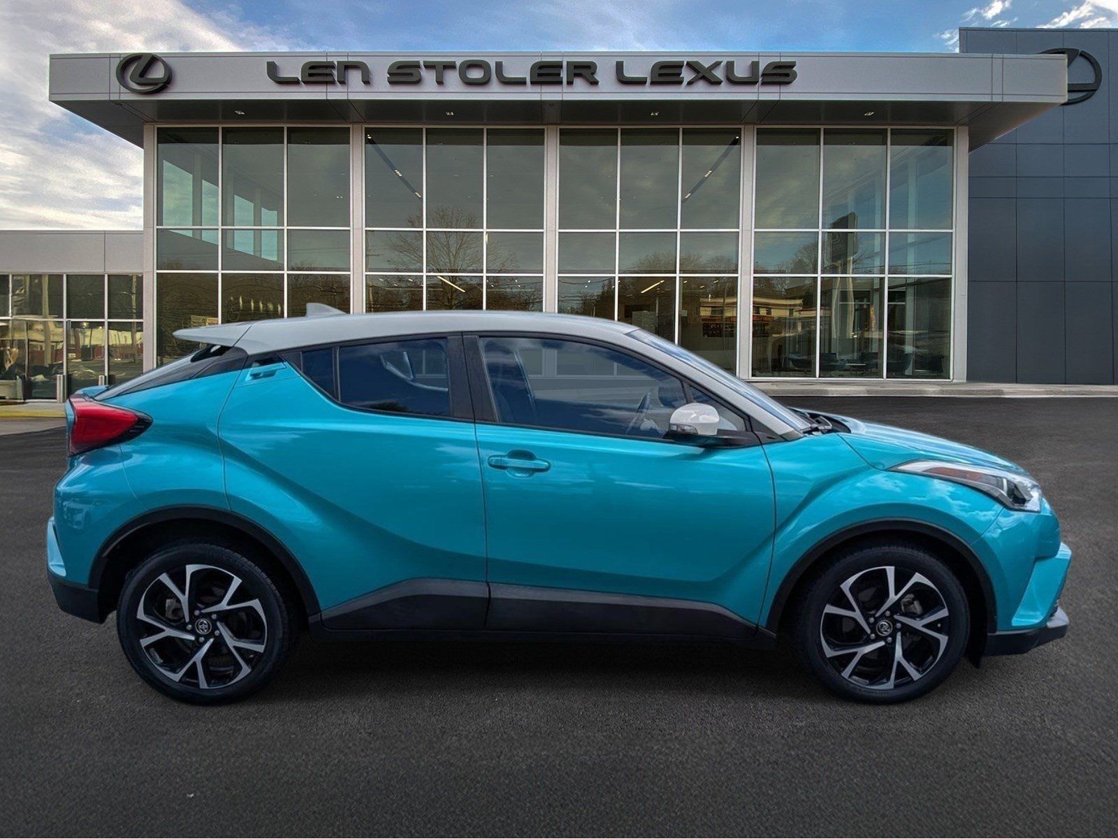 Used 2018 Toyota C-HR XLE FWD image 2