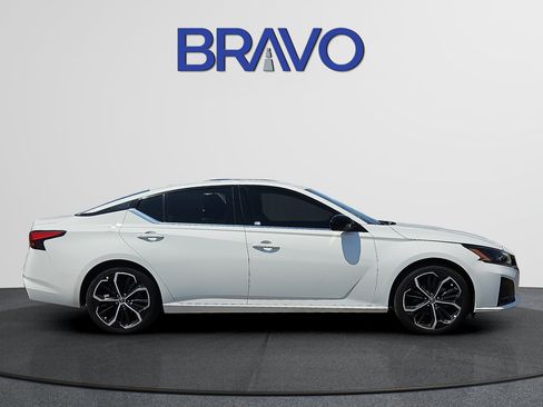 Used 2024 Nissan Altima 2.5 SR FWD image 5