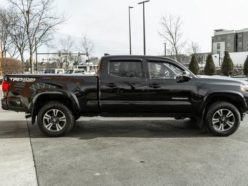 Used 2019 Toyota Tacoma TRD Sport image 3
