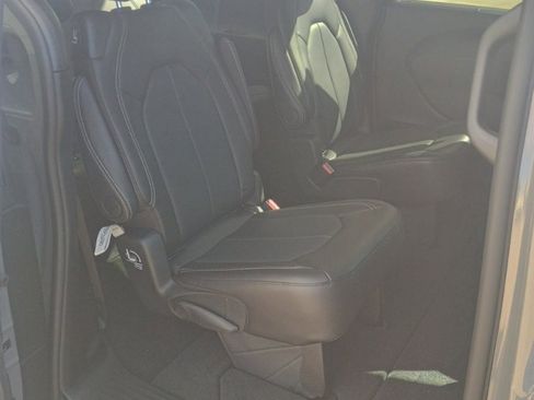 New 2025 Chrysler Pacifica Select image 22