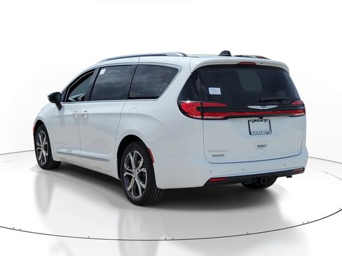 New 2026 Chrysler Pacifica Pinnacle w/ Trailer Tow Group FWD image 4