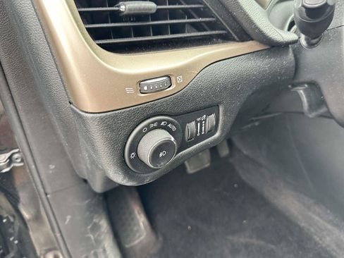Used 2016 Jeep Cherokee Latitude FWD image 20