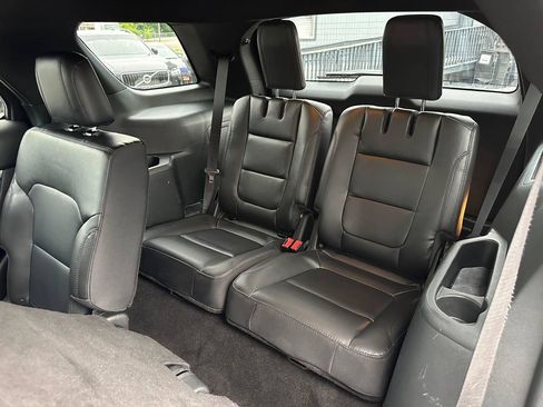 Used 2018 Ford Explorer XLT w/ Equipment Group 202A FWD image 24