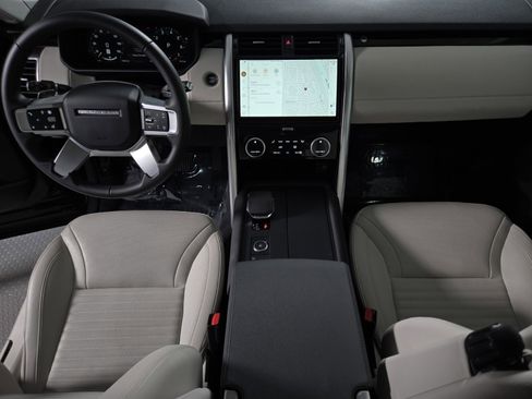 Used 2025 Land Rover Discovery S image 4