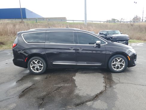 Used 2017 Chrysler Pacifica Limited image 3