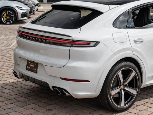 Used 2024 Porsche Cayenne Coupe AWD/4WD image 31