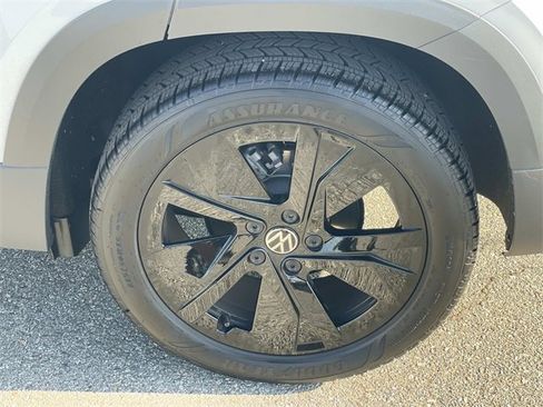 Used 2025 Volkswagen Taos SE image 30