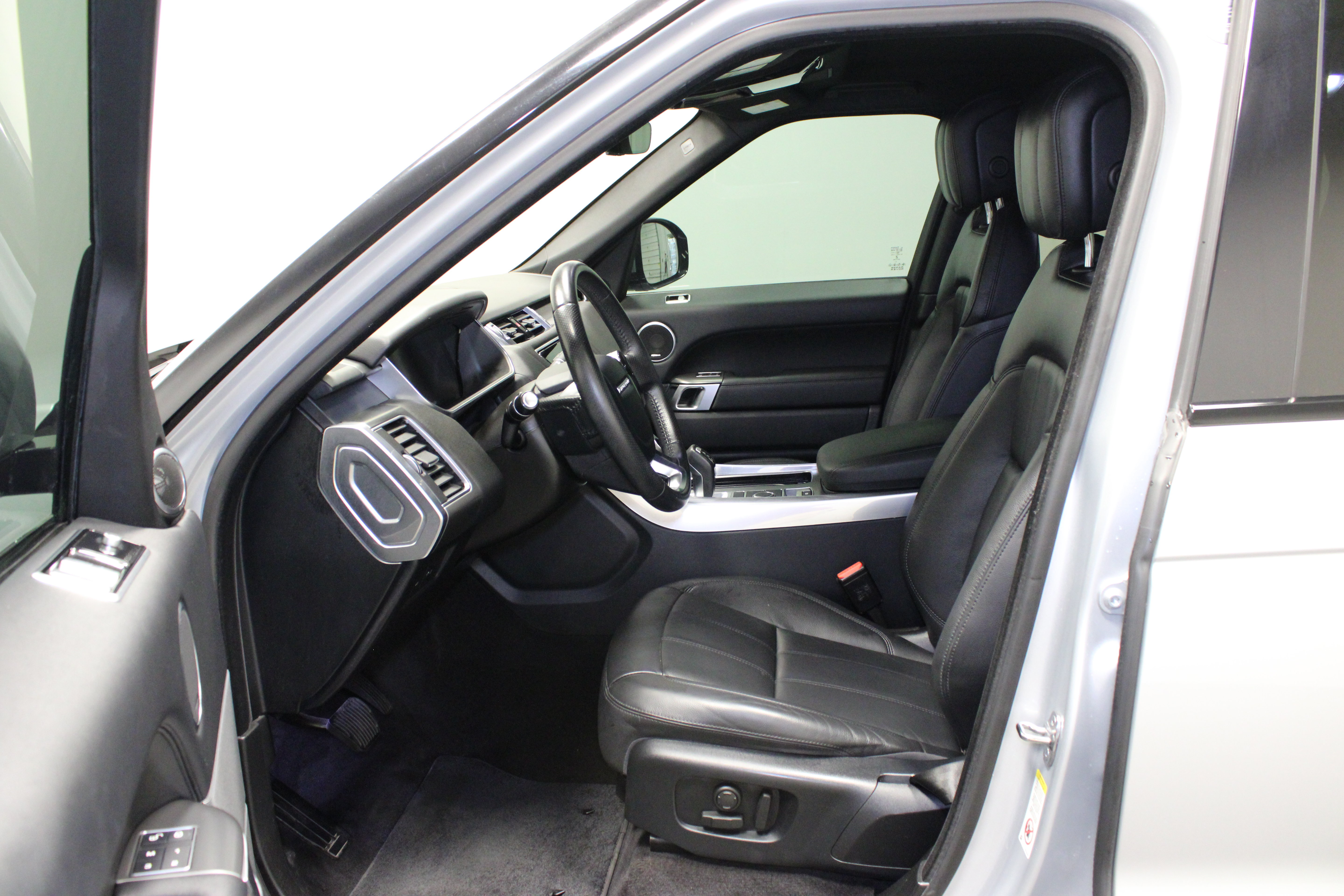 Used 2020 Land Rover Range Rover Sport SE AWD/4WD image 17