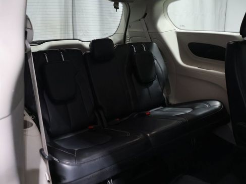 Certified 2024 Chrysler Pacifica Touring-L image 22