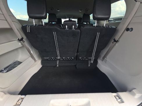 Used 2023 Chrysler Pacifica Touring-L FWD image 7