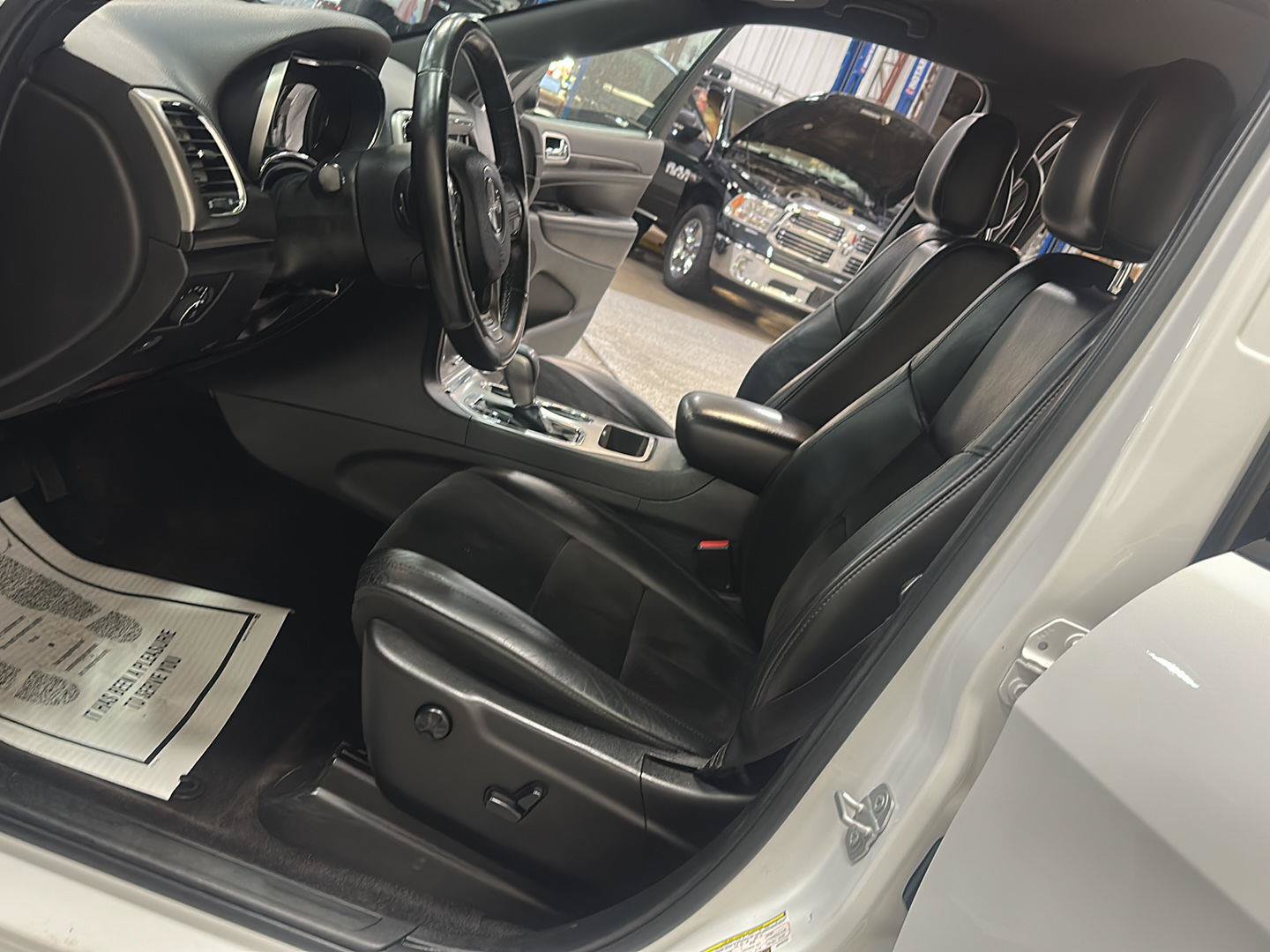 Used 2018 Jeep Grand Cherokee Altitude AWD/4WD image 15