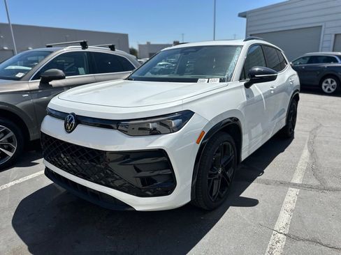 Certified 2026 Volkswagen Tiguan SE R-Line FWD image 3
