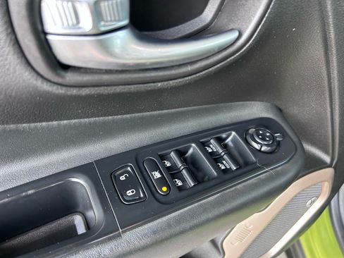 Used 2016 Jeep Renegade 75th Anniversary FWD image 21