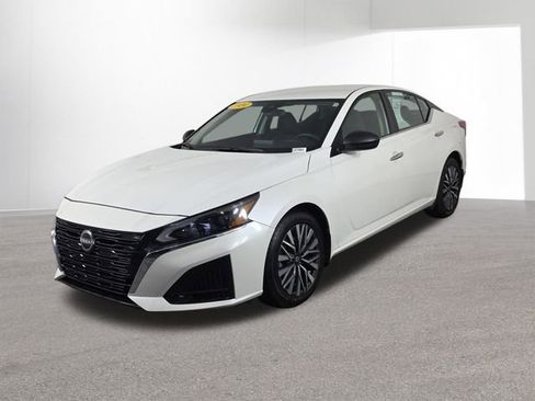 Used 2024 Nissan Altima 2.5 SV image 1