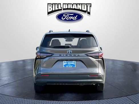 Used 2023 Toyota Sienna XLE FWD image 4