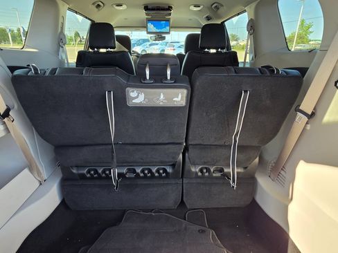 Used 2017 Chrysler Pacifica Touring-L FWD image 10