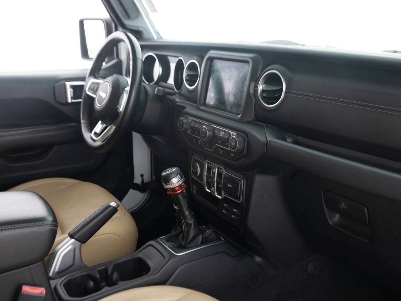 Used 2018 Jeep Wrangler Unlimited Sahara AWD/4WD image 29