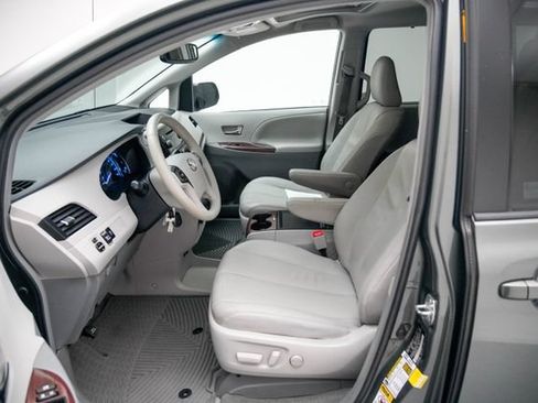 Used 2014 Toyota Sienna XLE FWD image 15