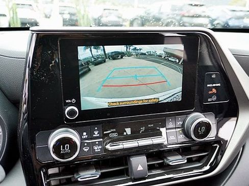 Used 2023 Toyota Highlander LE AWD/4WD image 37