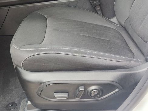 Certified 2025 Jeep Grand Cherokee Laredo w/ Luxury Tech Group I RWD image 22