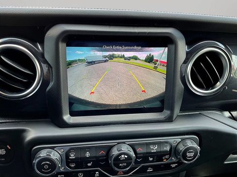 Used 2022 Jeep Wrangler Unlimited Sahara AWD/4WD image 14
