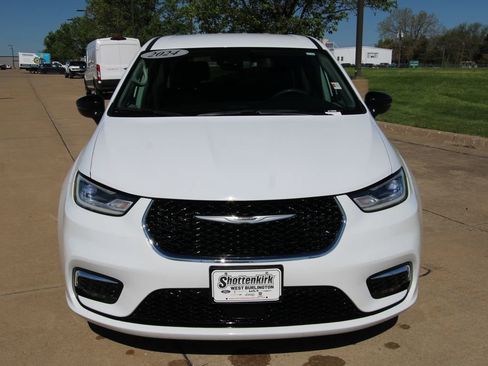 Used 2024 Chrysler Pacifica Touring-L FWD image 2