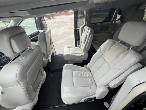 Used 2014 Chrysler Town & Country Touring w/ Driver Convenience Group image 13