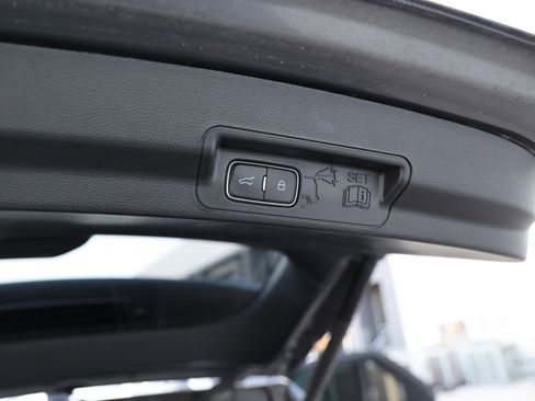 Used 2023 Ford Explorer XLT image 28