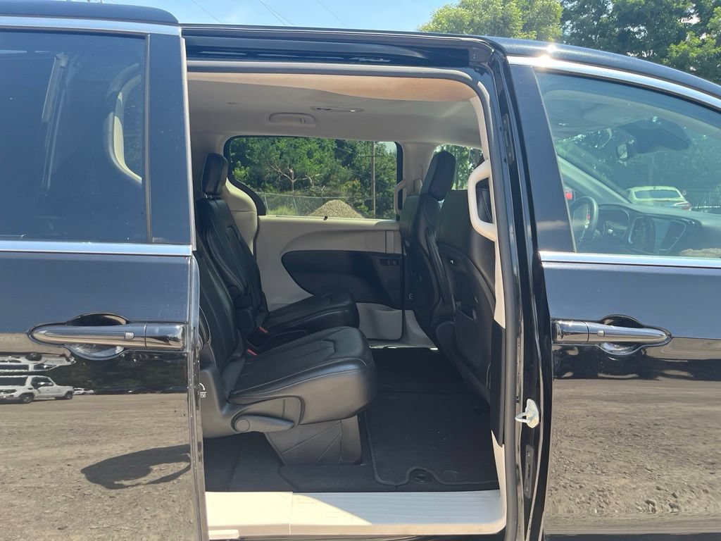 Used 2024 Chrysler Pacifica Touring-L FWD image 34