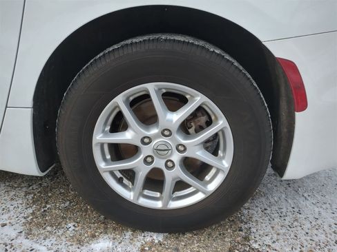 Used 2023 Chrysler Pacifica Touring-L image 14