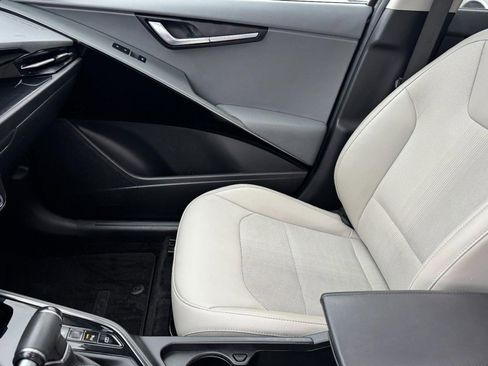 Used 2023 Kia Niro EX Touring image 13