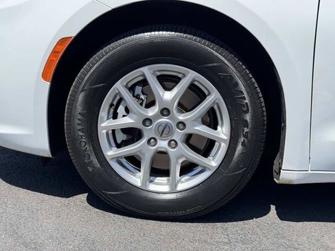 Used 2021 Chrysler Pacifica Touring-L FWD image 6