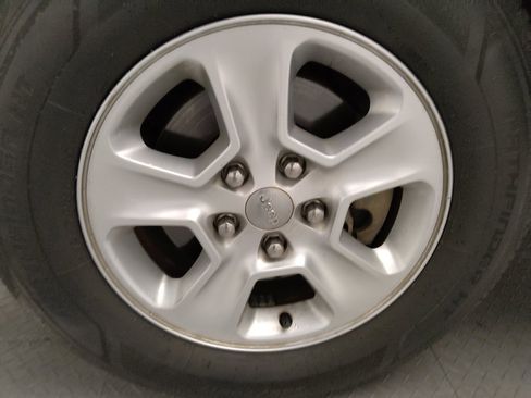 Used 2016 Jeep Grand Cherokee Laredo image 31