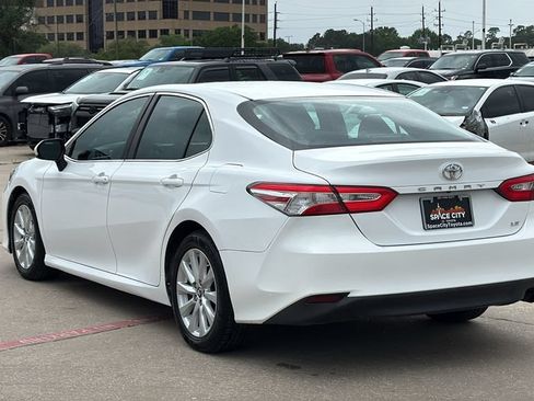 Used 2018 Toyota Camry LE FWD image 3
