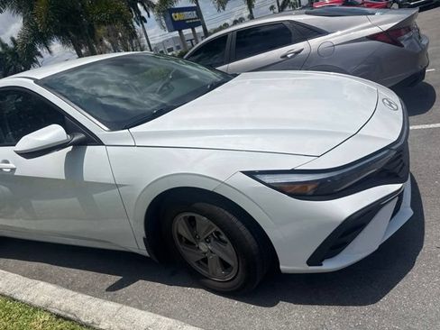 Certified 2025 Hyundai Elantra SE FWD image 4