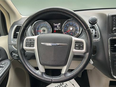 Used 2014 Chrysler Town & Country Touring image 14