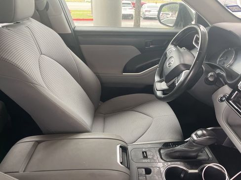 Used 2023 Toyota Highlander LE image 4