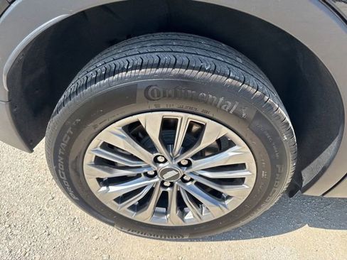 Used 2025 Cadillac XT4 Premium Luxury FWD image 25