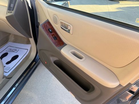 Used 2005 Toyota Highlander 4WD V6 w/ 3rd Row image 16