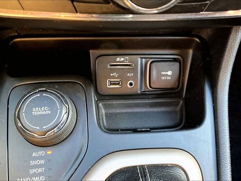 Used 2017 Jeep Cherokee Latitude w/ Cold Weather Group image 18