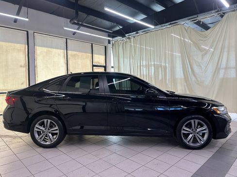 Used 2024 Volkswagen Jetta SE FWD image 3