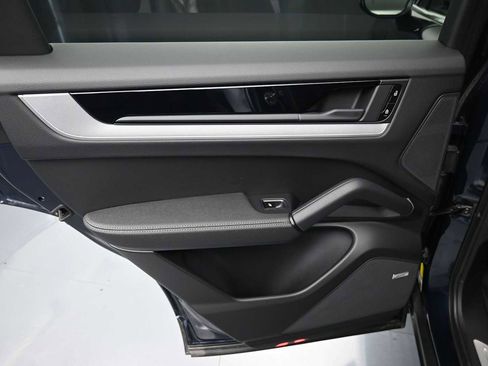 Certified 2025 Porsche Cayenne AWD/4WD image 19