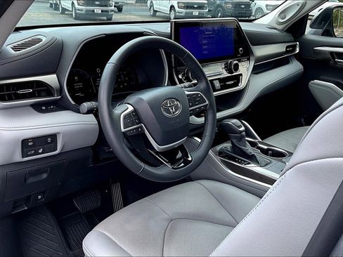 Used 2024 Toyota Highlander Limited image 14