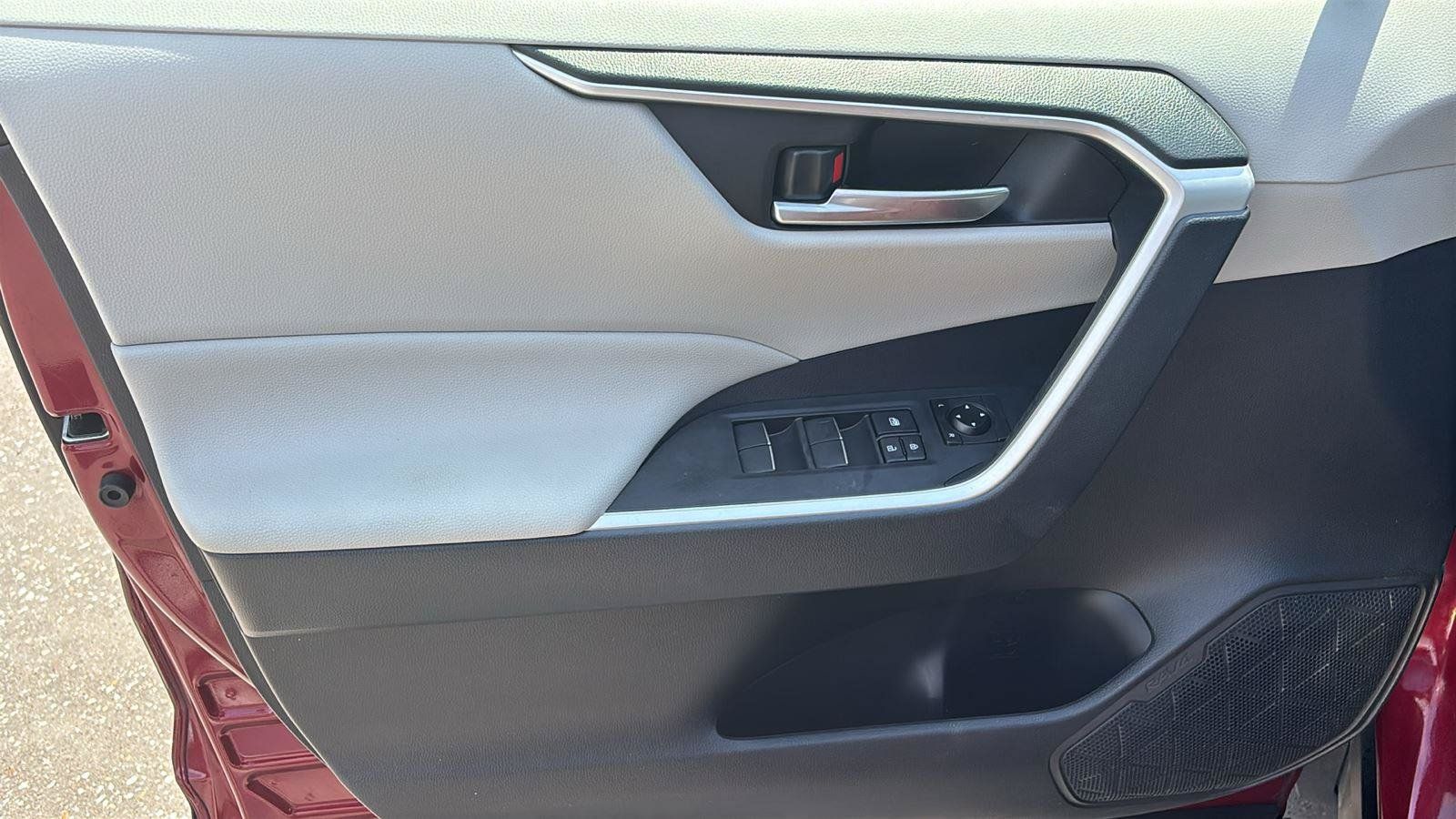 Used 2019 Toyota RAV4 XLE Premium FWD image 16