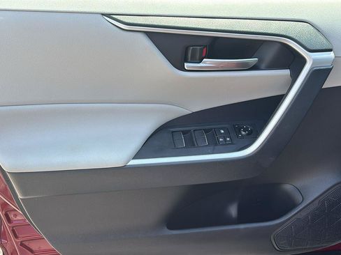 Used 2019 Toyota RAV4 XLE Premium FWD image 16