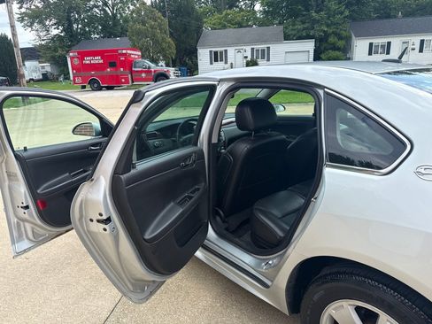 Used 2009 Chevrolet Impala LT w/ Luxury Edition Package FWD image 12